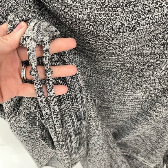 Lululemon Cashmere Blend Breeze Easy Wrap Cardigan
size 6 Lightweight Grey.   L4 - Picture 8 of 11